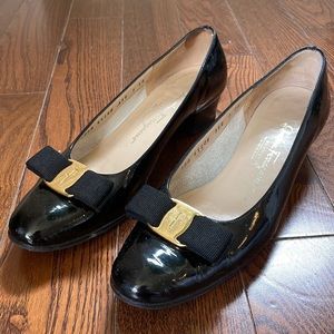 Vintage patent black Salvatore Ferragamo vara bow shoe